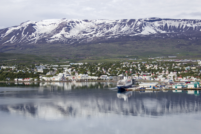 2011-07-02_09-32-05 island.jpg - Akureyri von Osten ber den Eyjafjrdur